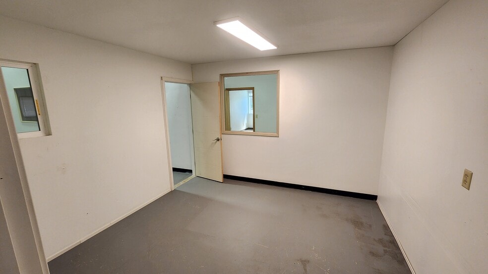More Photos Of 2445 Robertson Dr, Richland Warehouse For Lease