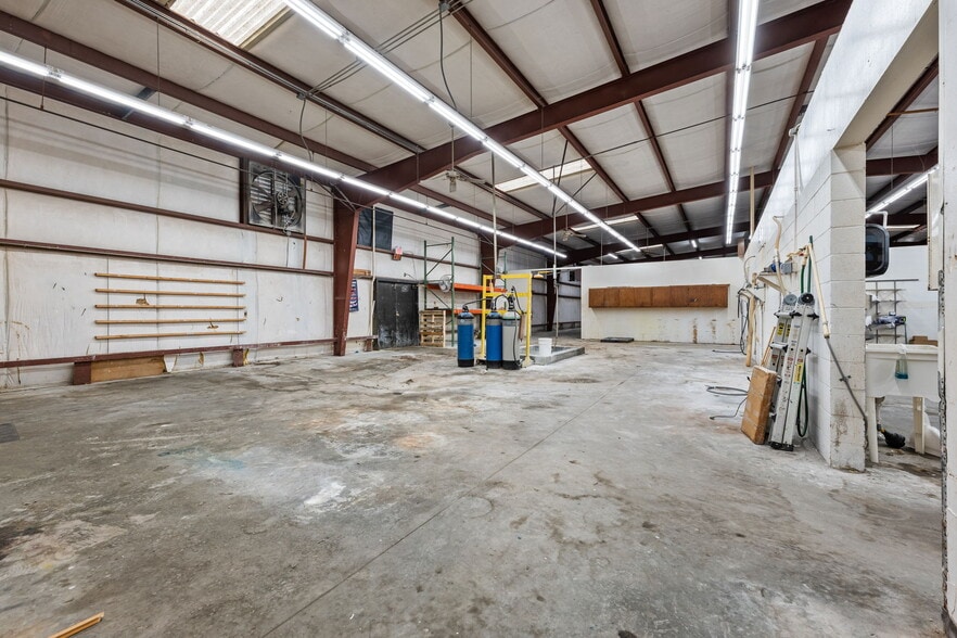 More Photos Of 2245 A Air Park Dr, Burlington Warehouse For Lease