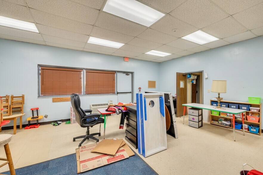 More Photos Of 3170 N McMullen Booth Rd, Clearwater Schools For Lease