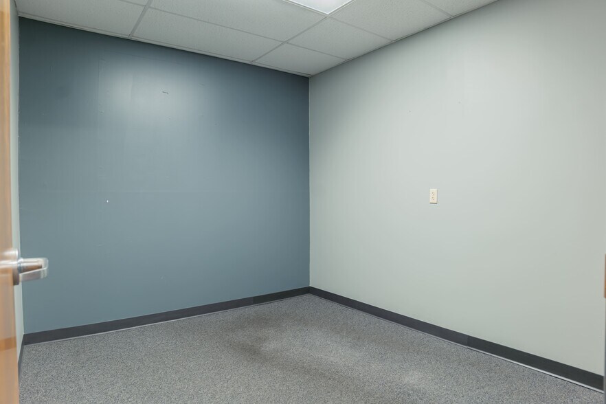 More Photos Of 4020 Columbus Ave, Anderson General Retail For Lease