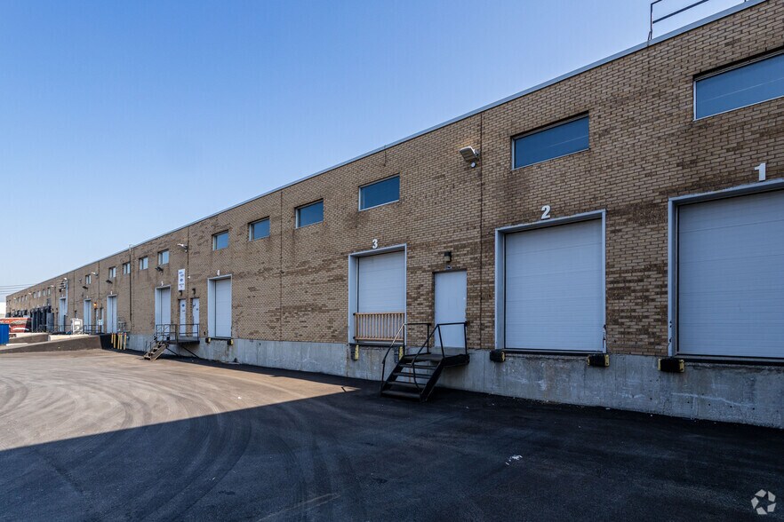 More Photos Of 1151-1179 Autoroute 440, Laval Light Distribution For Lease