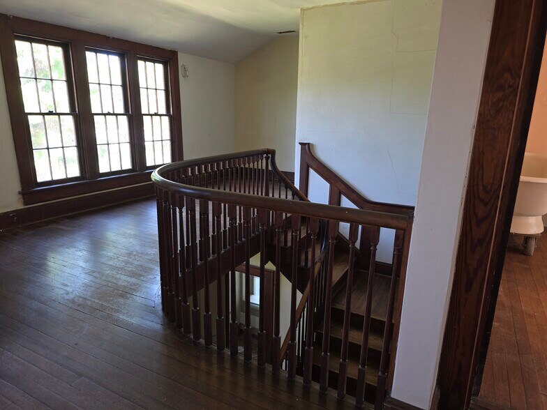 More Photos Of 328 Buckmarsh St, Berryville Flex For Sale
