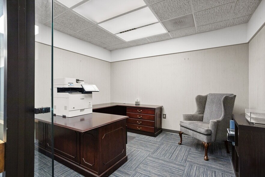 More Photos Of 127 Tanner Rd, Greenville Flex For Lease