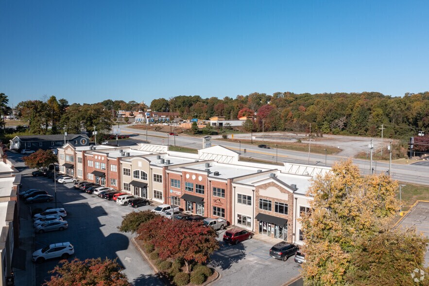 More Photos Of 955 W Wade Hampton Blvd, Greer Office For Lease
