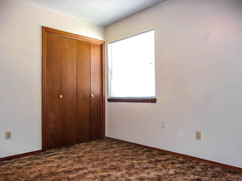 More Photos Of 210 NW North St, Minco Apartments For Sale