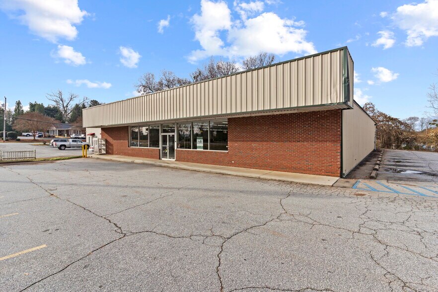 More Photos Of 440 Hampton Ave, Pickens Freestanding For Sale