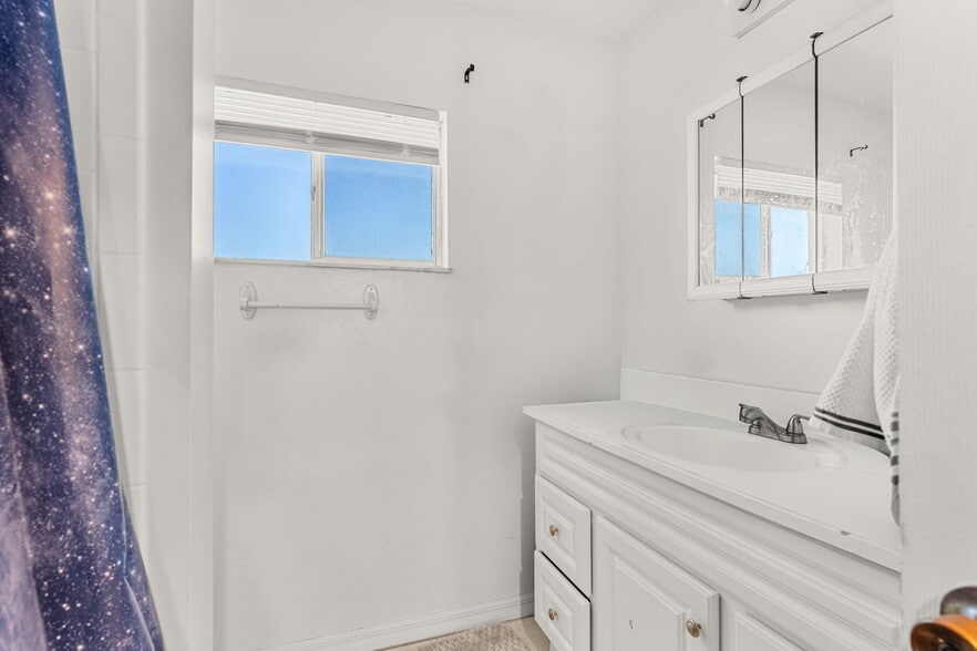 More Photos Of 1592 Jimmy Buffet Mem Hwy, Satellite Beach Office Residential For Sale