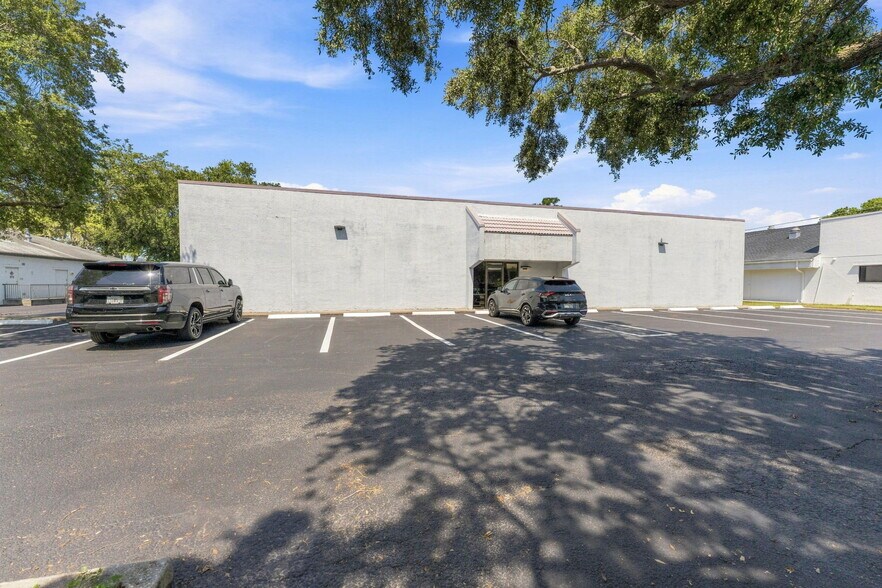 More Photos Of 1365 Hamlet Ave, Clearwater Flex For Lease