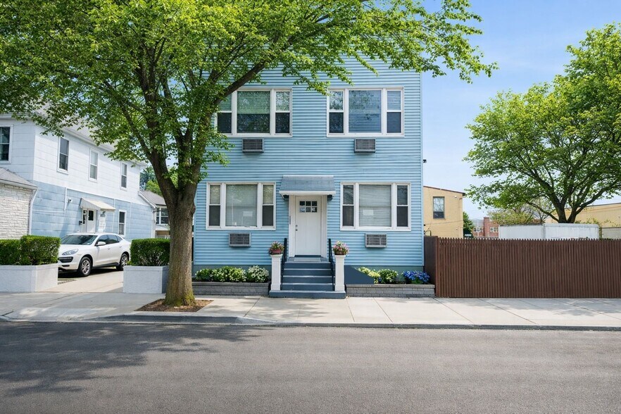 Primary Photo Of 7037 72nd Pl, Glendale Apartments For Sale