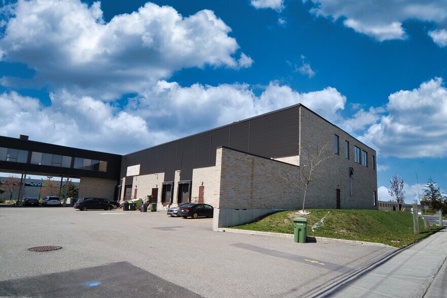 More Photos Of 310-350 Rue Ness, Montréal Flex For Sale