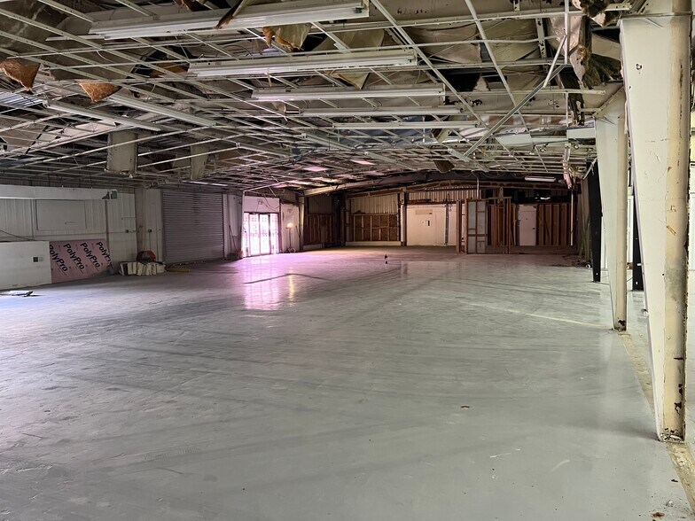 More Photos Of 508 Cobb Pky NE, Marietta Warehouse For Lease