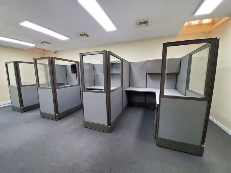 More Photos Of 2409 Maxwell Ln, Deer Park Office For Lease