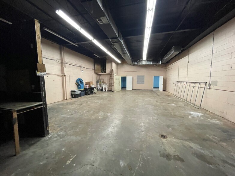More Photos Of 110 S River Rd, Des Plaines Warehouse For Lease