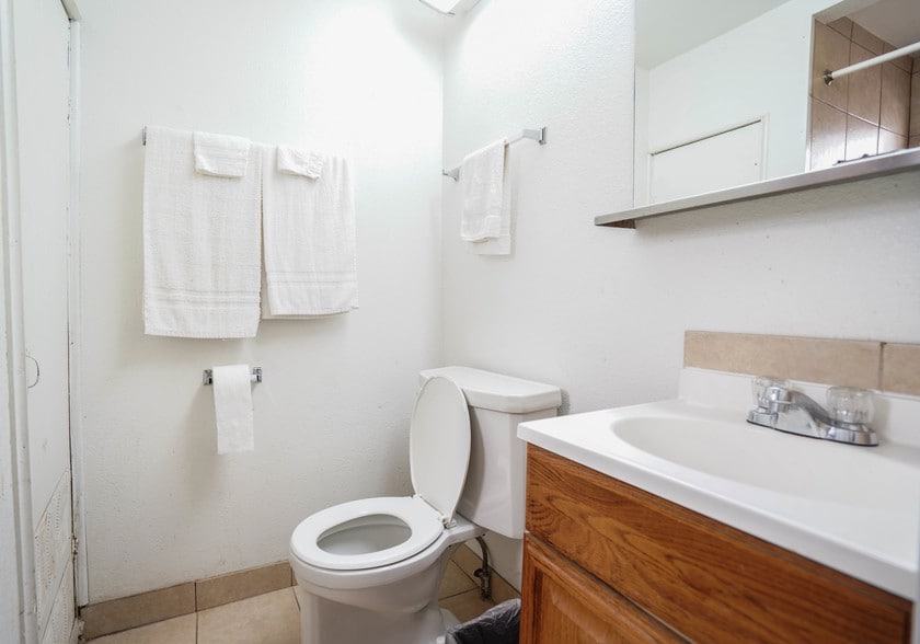 More Photos Of 1408 E Wise St, Bowie Hotel For Sale