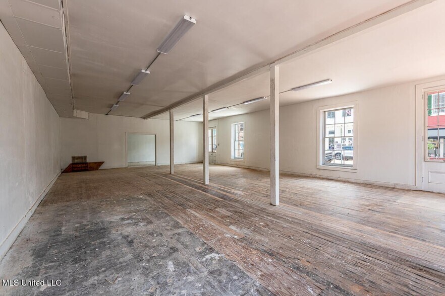 More Photos Of 433 Main St, Natchez Freestanding For Sale