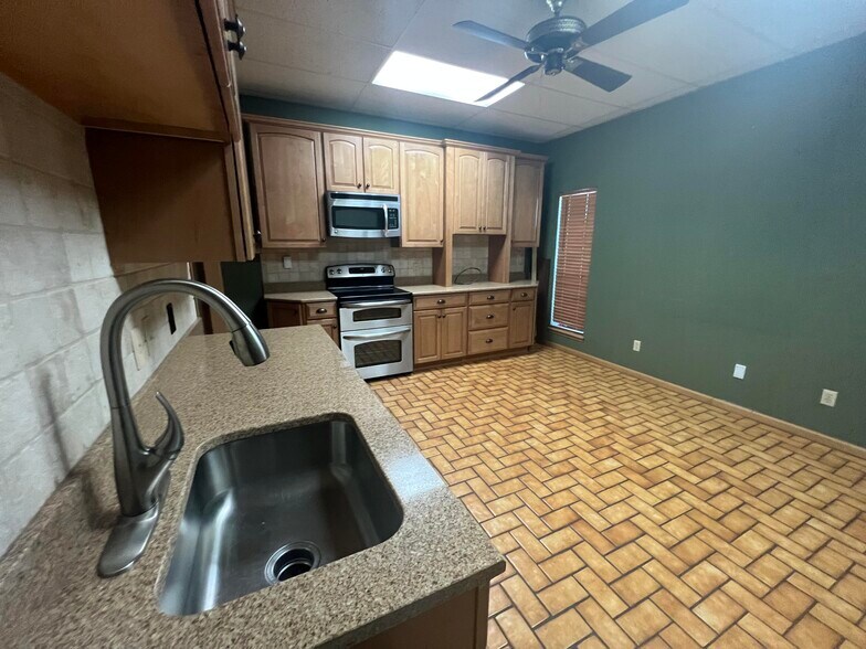 More Photos Of 917 U.S. 77, Sinton Manufacturing For Sale