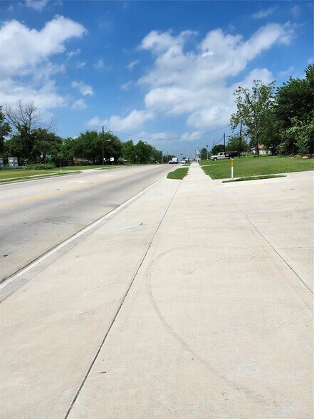 More Photos Of 828 N Main St, Springtown Office Residential For Lease