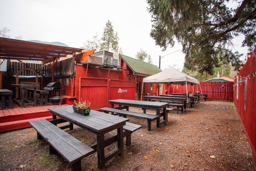More Photos Of 6401 Rogue River Hwy, Grants Pass Bar For Sale