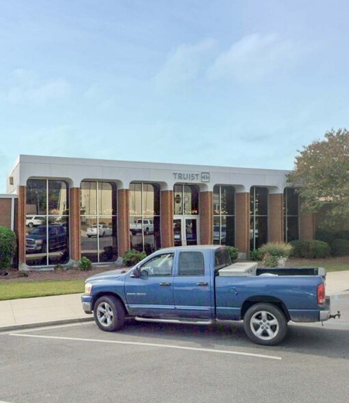 Primary Photo Of 501 2nd Ave N, Clanton Bank For Sale