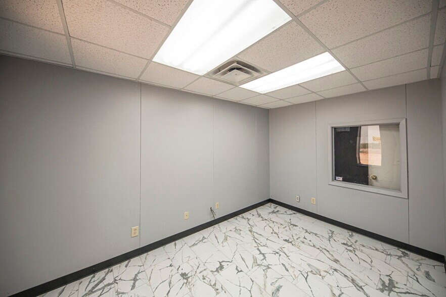 More Photos Of 850 W I-20, Penwell Warehouse For Lease