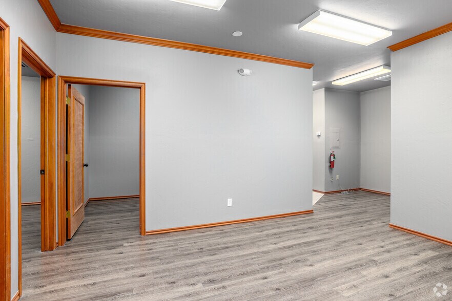 More Photos Of 2120 McKown Dr, Norman Office For Lease
