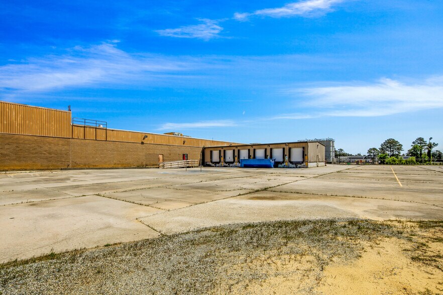 More Photos Of 3036 Gillespie St, Fayetteville Manufacturing For Lease