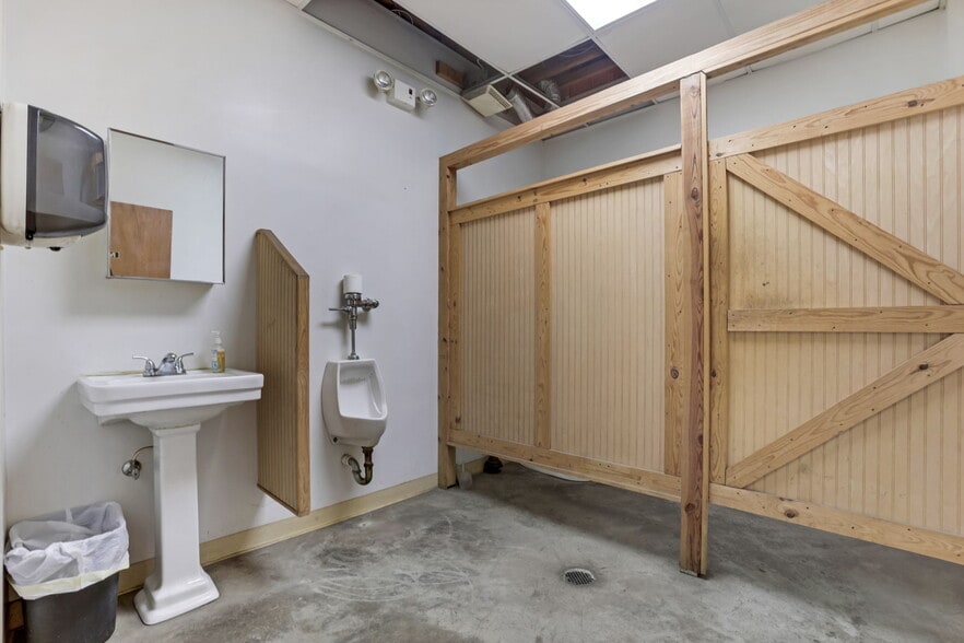 More Photos Of 2591 Harrison Rd, Columbus Warehouse For Sale