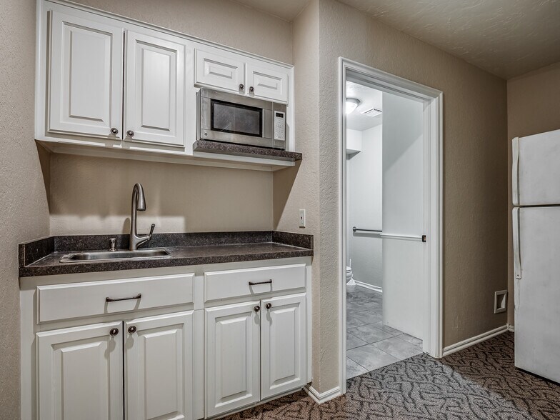 More Photos Of 525 Tower Dr, Moore Office For Lease