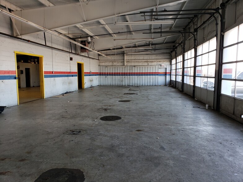 More Photos Of 3317 Inwood Rd, Dallas Auto Repair For Lease