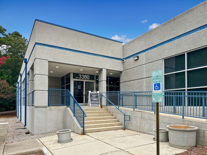 More Photos Of 3300 Gateway Centre Blvd, Morrisville Coworking Space