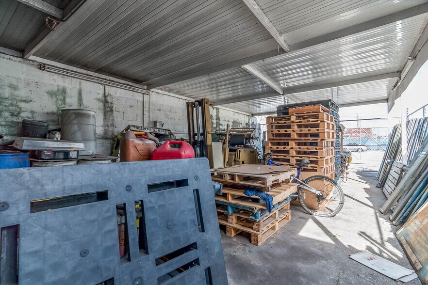 More Photos Of 3200 NW South River Dr, Miami Manufacturing For Lease