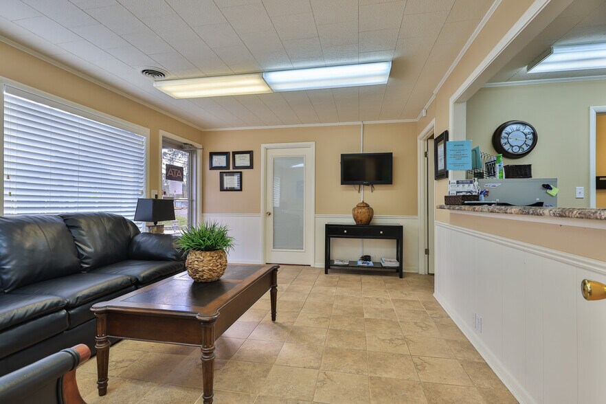 More Photos Of 308 N Lindell St, Martin Office For Sale