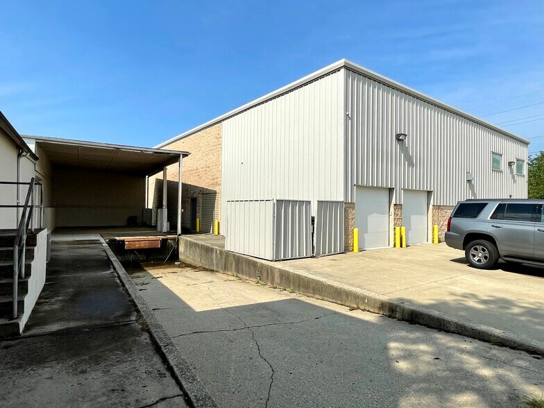 More Photos Of 10691 Kenwood Rd, Cincinnati Showroom For Lease