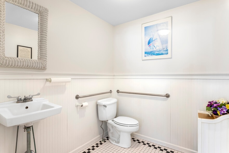 More Photos Of 25 West Neck Rd, Shelter Island Freestanding For Sale