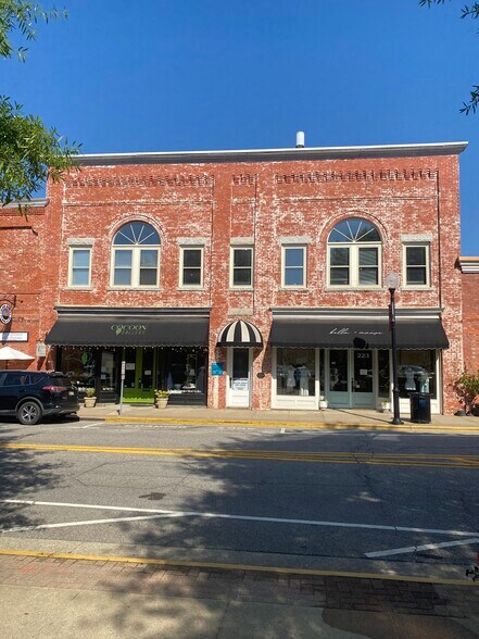 More Photos Of 221-223 N Salem St, Apex Storefront Retail Office For Lease