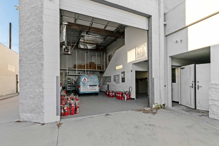 More Photos Of 11170-11172 Penrose St, Sun Valley Warehouse For Lease