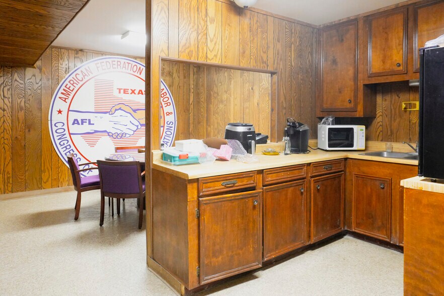 More Photos Of 1210 S Staples St, Corpus Christi Office For Sale