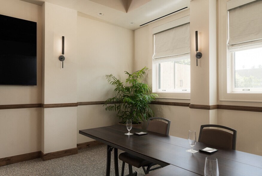 More Photos Of 527-537 State St, Santa Barbara Hotel For Lease