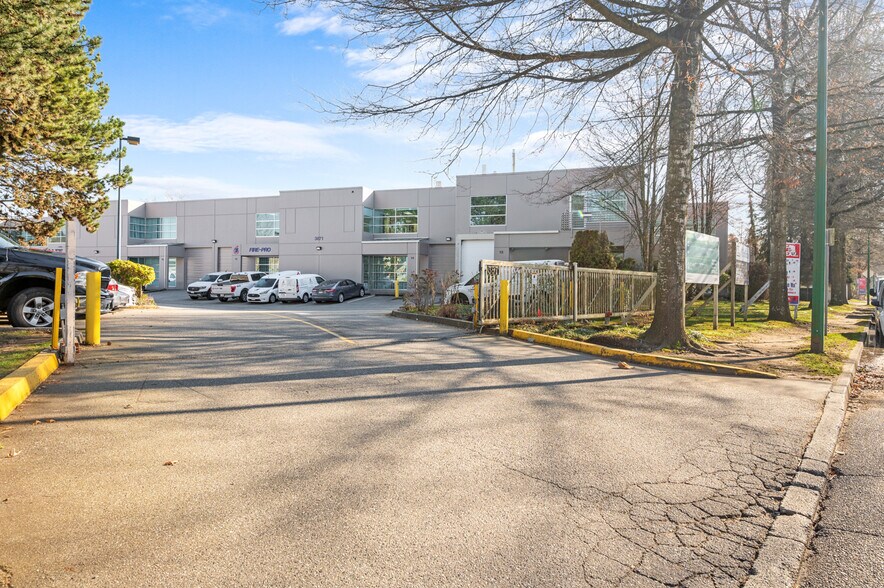 More Photos Of 3871 N Fraser Way, Burnaby Showroom For Lease