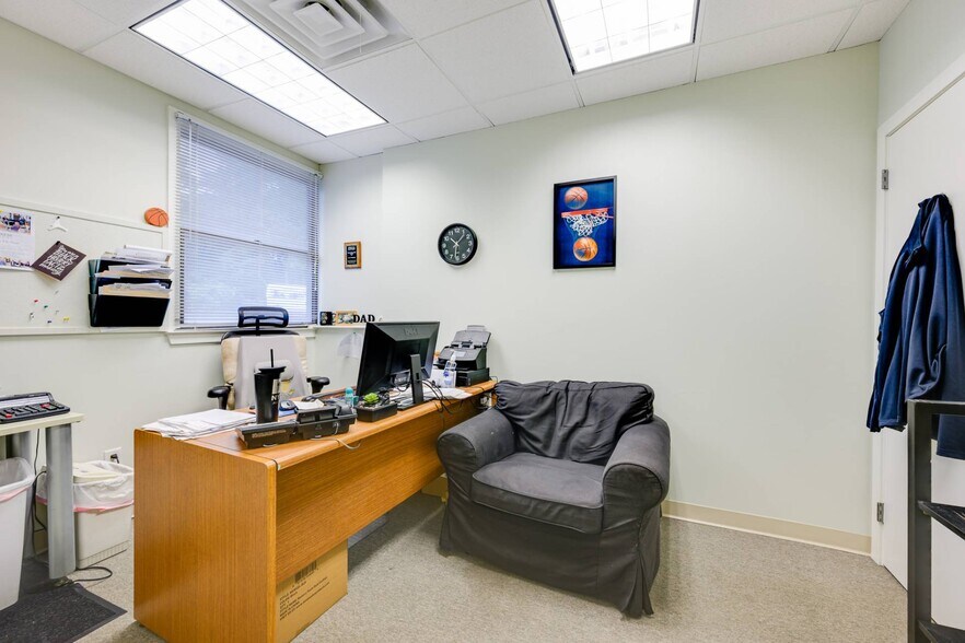 More Photos Of 135 Windmill Ln, Southampton Office For Sale