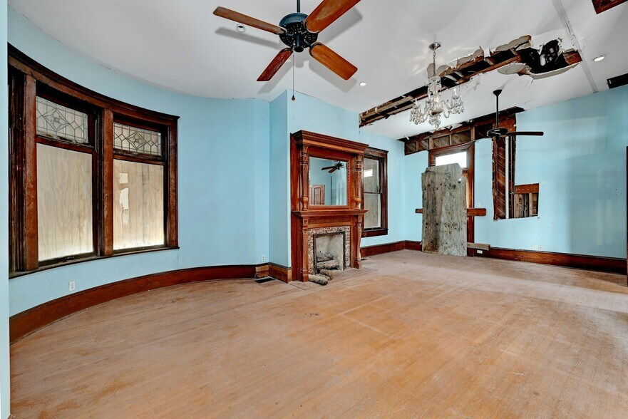 More Photos Of 709 N Lexington St, Manor Specialty For Sale
