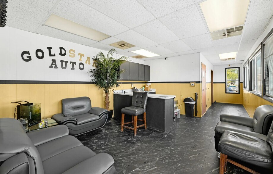 More Photos Of 736 Woodville Rd, Toledo Auto Dealership For Lease