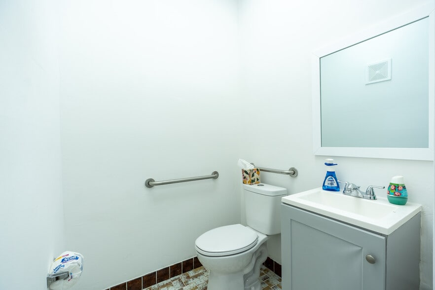 More Photos Of 7506-7560 NW 70th St, Miami Unknown For Lease