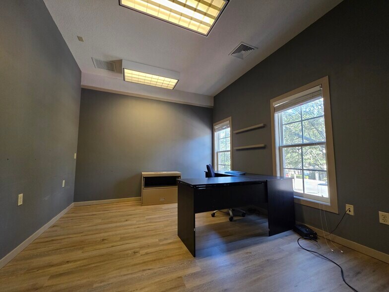 More Photos Of 14 Westbury Park, Bluffton Office For Sale