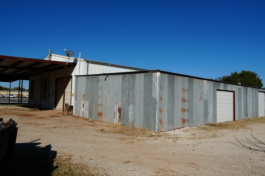 More Photos Of 835 Garza Ave, Tuscola Warehouse For Sale