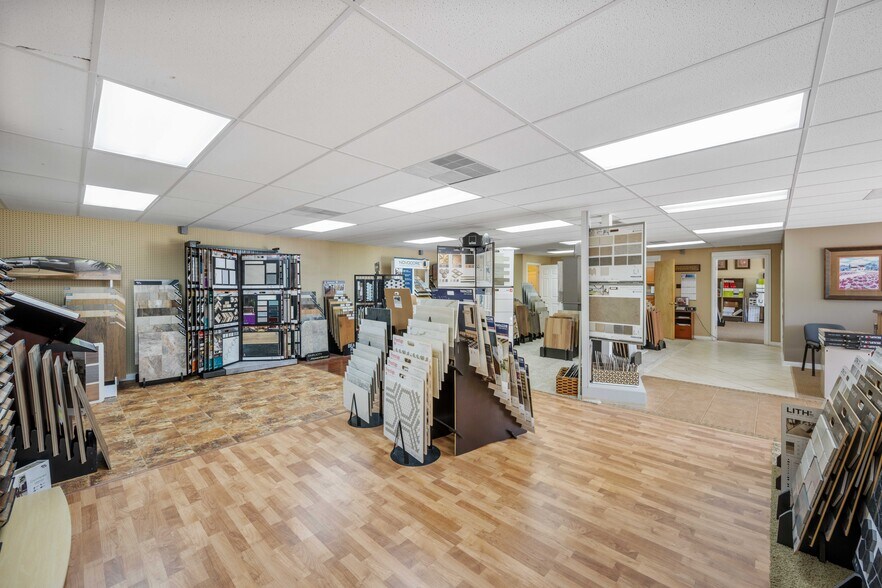 More Photos Of 364 W Main St, Decaturville Flex For Sale