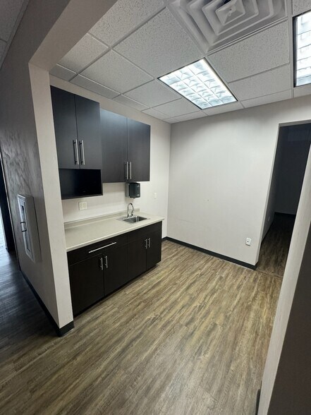 More Photos Of 880 S Oneida St, Menasha Unknown For Lease