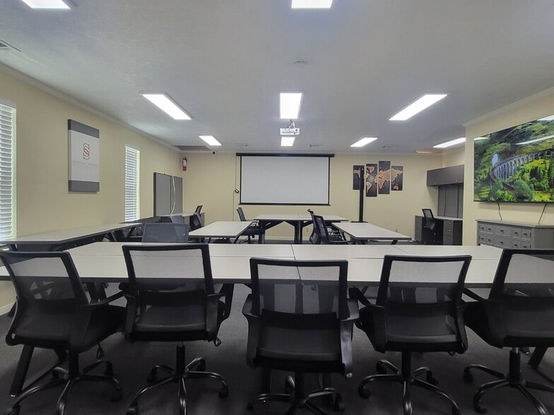 More Photos Of 2409 Maxwell Ln, Deer Park Office For Lease