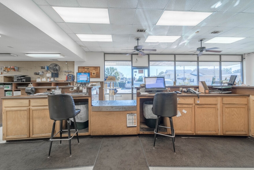 More Photos Of 198 Main St, Biloxi Light Distribution For Sale
