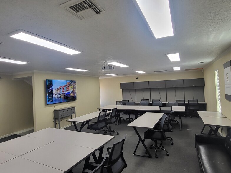 More Photos Of 2409 Maxwell Ln, Deer Park Office For Lease